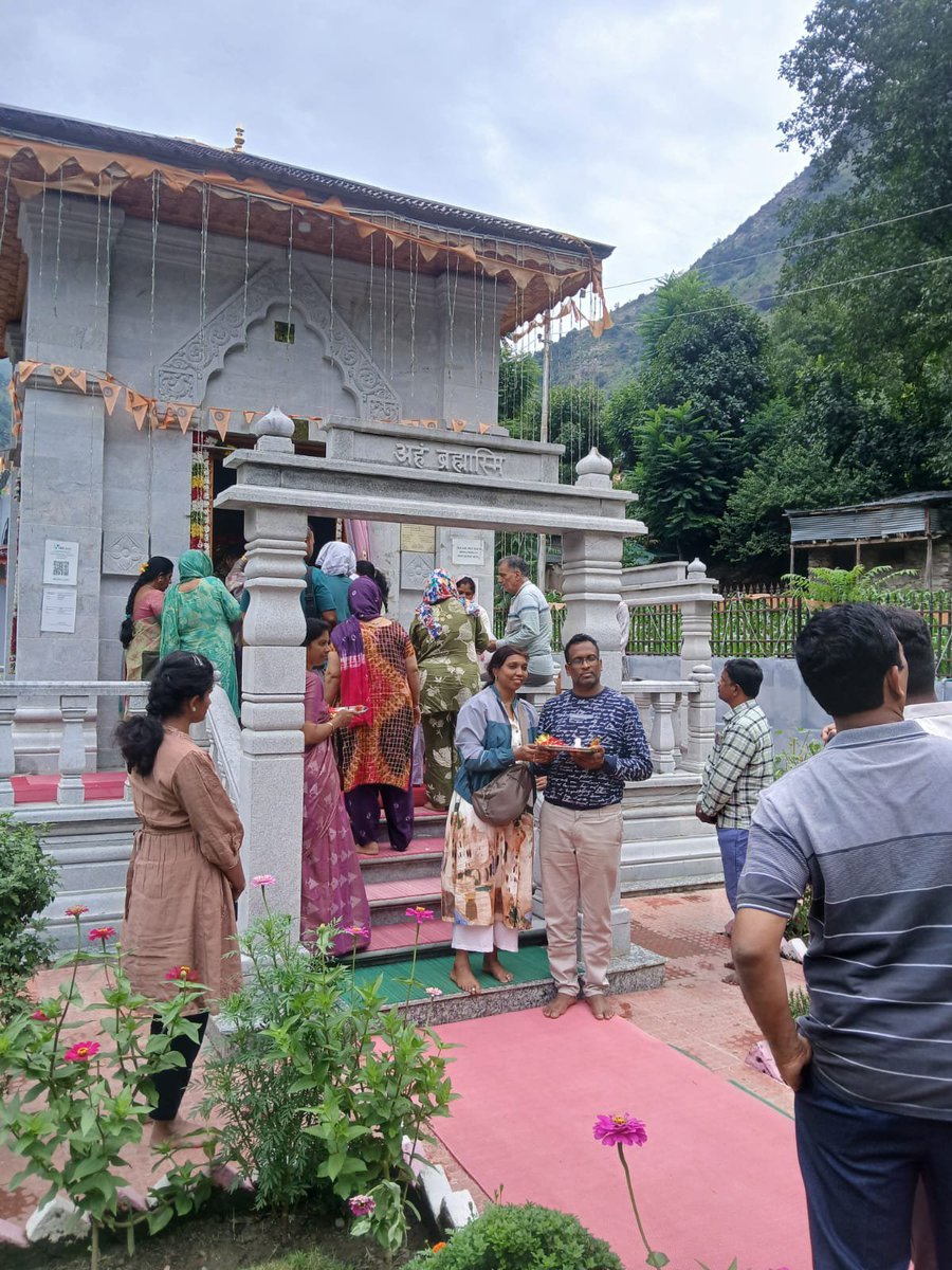 panditaAPMCC63's tweet photo. 100 mark achieved almost everyday nowadays at Sharda temple LoC Teetwal Kashmir 🍁 
Great to see pan India movement at last village of India. Jai sharda 🙏 
@OfficeOfLGJandK @dckupwara @diprjk https://t.co/jtzCCkicoW