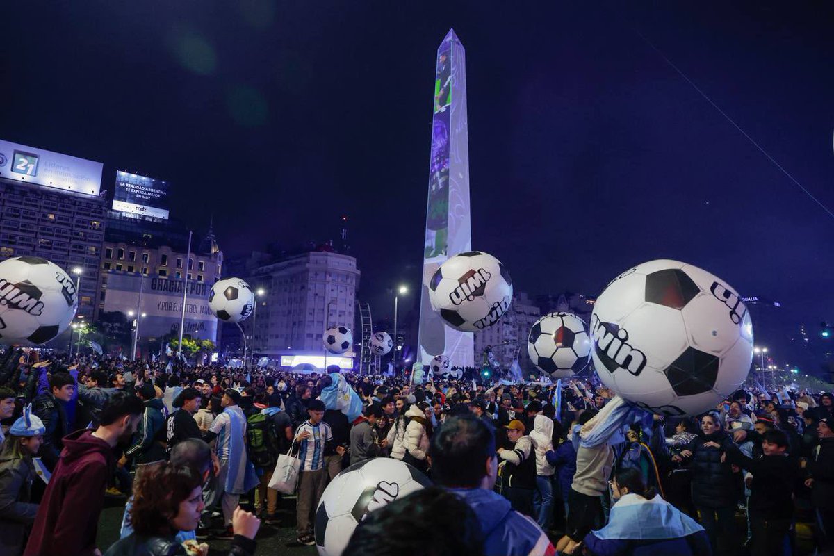 FloroPeruano's tweet photo. Ayer, durante la final de la Copa del Mundo, los hinchas convirtieron Buenos Aires en una auténtica fiesta del fútbol ⚽️

A pesar del resultado de la selección argentina, el ambiente en la ciudad siguió siendo increíble. Los balones gigantes de 1win formaron parte del evento e incluso aparecieron en la transmisión del canal Todo Noticias 🙌