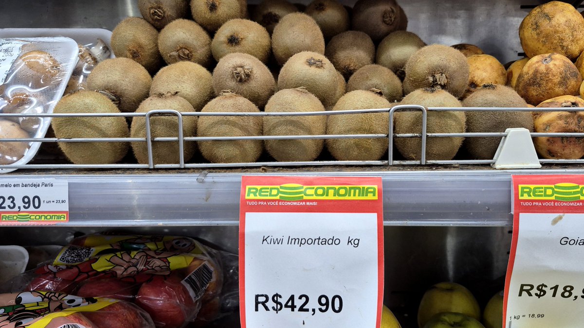 RTdoBrasil's tweet photo. QUANDO FOI QUE NORMALIZAMOS ISSO AQUI???

R$11,99 Banana
R$42,90 Kiwi
R$13,49 Uva
R$19,95 Morango

Vai se foder, não dá mais!
FORA LULA, FORA PT! ❌️ https://t.co/l1l88qFbpS