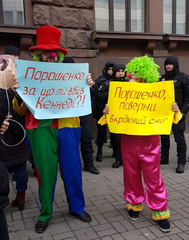 leusenko1's tweet photo. В укритті почув аргумент зелебобіка, чому не можна було голосувати за Порошенка, цитую в оригіналі: 
"На фига нам была та Европа! И томос свой он подсунул, чтоб мы с русскими посорились. Вашему Порошенке роднее были американцы и европейские президенты, чем наш вечный брат - русские и беларусы". 
Додам: ця жінка приїхала до нас з Тули наприкінці 1980-х. Більшість родичів її на рф