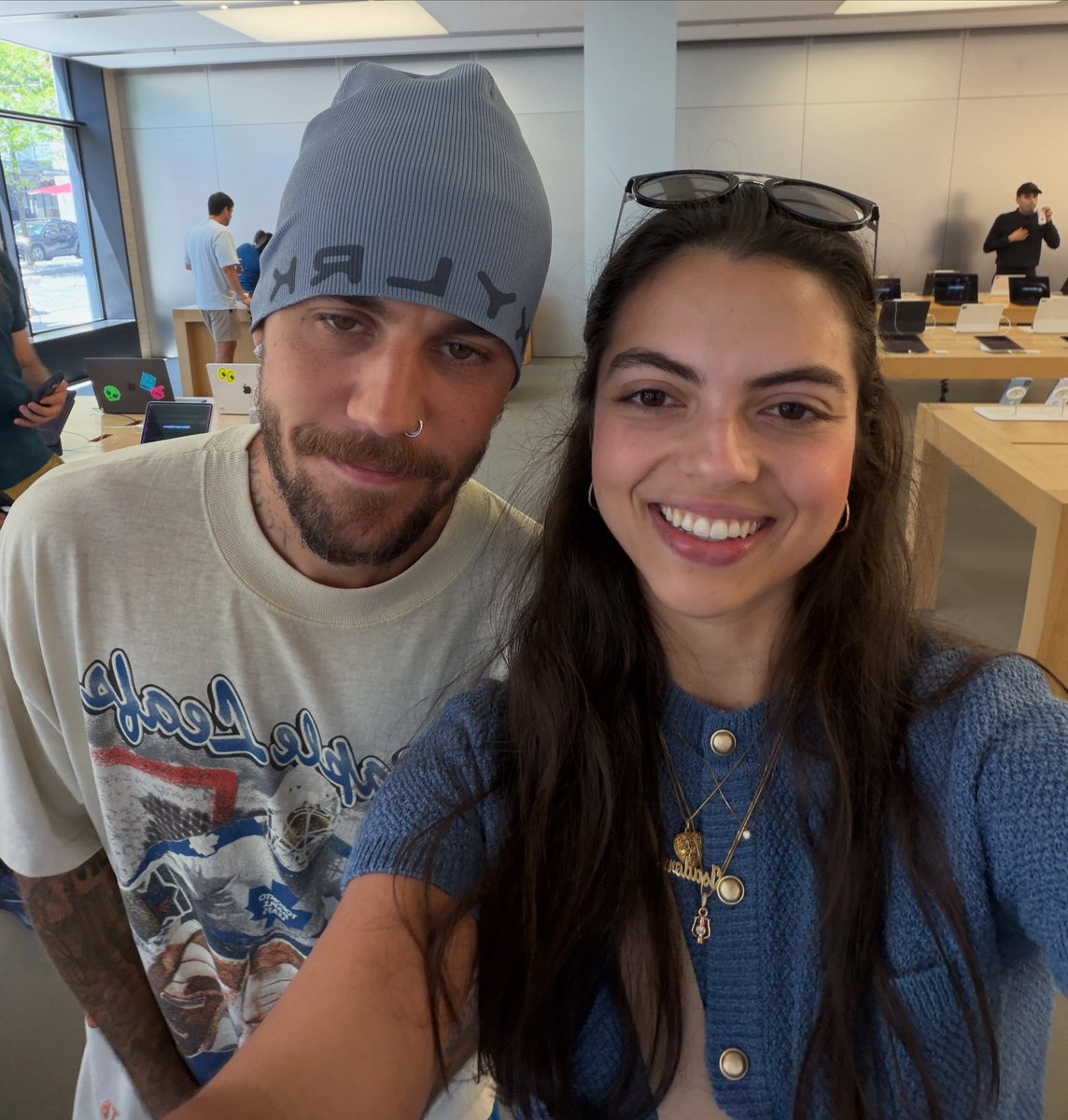 JustinsTourNews's tweet photo. Justin Bieber with a fan earlier in New York. https://t.co/9Uz93pGNtX