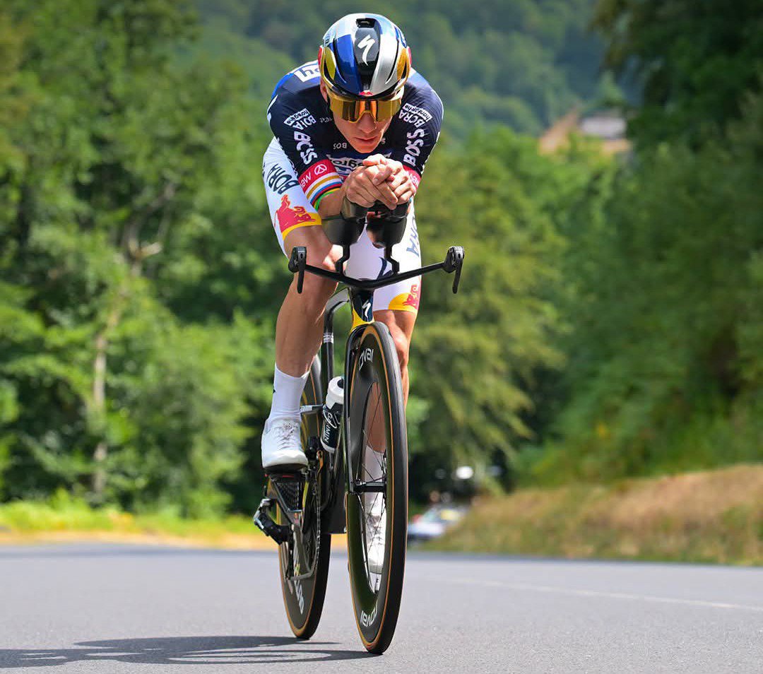 LeCyclismebelge's tweet photo. ⏱️ 𝗟'𝗛𝗢𝗥𝗔𝗜𝗥𝗘 𝗗𝗘 𝗗𝗘𝗣𝗔𝗥𝗧 𝗗𝗘𝗦 𝗙𝗔𝗩𝗢𝗥𝗜𝗦 𝗗𝗨 𝗖𝗛𝗥𝗢𝗡𝗢 👀🎯✨️

Tarling 🇬🇧 13h25
Ganna 🇮🇹 13h58
Wellens 🇧🇪 15h51
Foss 🇧🇻 16h06
Vauquelin 🇨🇵 16h22
McNulty 🇺🇲 16h40
Van Wilder 🇧🇪 16h51
Ayuso 🇪🇦 17h05
Seixas 🇨🇵 17h09
Evenepoel 🇧🇪 17h13
Pogacar 🇸🇮 17h15

Remco répondra-t-il aux attentes selon vous ?
#TDF2026