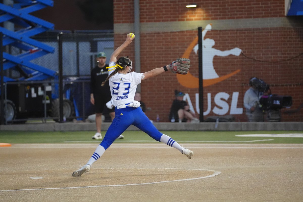 D1Softball's tweet photo. The final AUSL playoff spot comes down to tonight's regular-season finale in Durham.

The Spark clinch a playoff berth with a win. A Blaze victory sends the Cascade to the postseason.

Catch up on playoff race and stat leaders⬇️
🔗 https://t.co/hxDZzWAHSr

📸 @westernokchaser https://t.co/bmxMLu9VlR