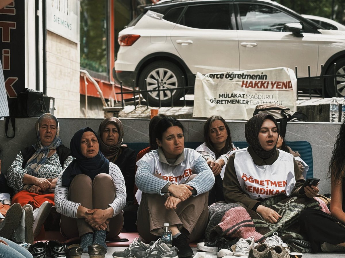 De543789's tweet photo. Başarımızın mülakatla gasp edilmesine karşı duruyor, hakkımız olan atamayı geri istiyoruz. Özel sektör öğretmenlerine taban maaş haktır.

@ProfDrAGurcan @isikhanvedat @Yusuf__Tekin @memetsimsek
#MülakataAtamaTabanMaaşaYasa https://t.co/0dLrxujzr1