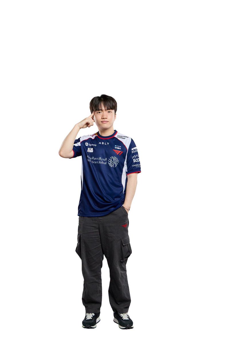 T1keriapics's tweet photo. Keria serving the cutest poses during EWC. My shaylaaaa~ 🥺🤏 https://t.co/ZfZaNk15S1