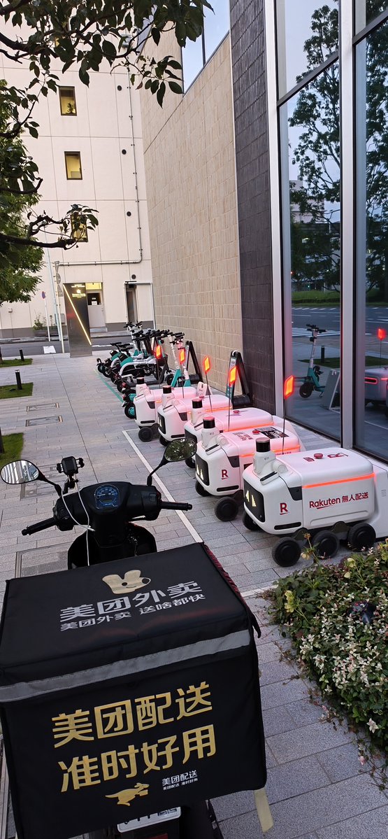 Genkotsu_HB's tweet photo. 晴海で見掛けた無人配送ロボット
早朝だからかやること無く暇を持て余してました() https://t.co/TpCP5knTg4