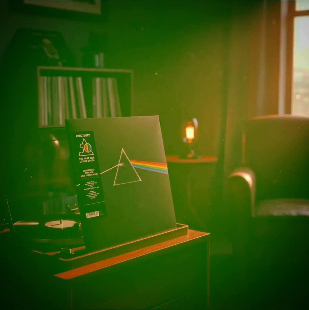 ecoaudiostudio's tweet photo. #Fact 
The best-selling albums on vinyl in the 21st century—that is, after the format became a cult object for audiophiles and collectors—are: 

5 Nevermind (Nirvana),
4 Back to Black (A. Winehouse), 
3 Abbey Road (Beatles), 
2 Rumours (F. Mac) 
1 Dark Side of the Moon (P. Floyd) https://t.co/xJfmUMqj4R