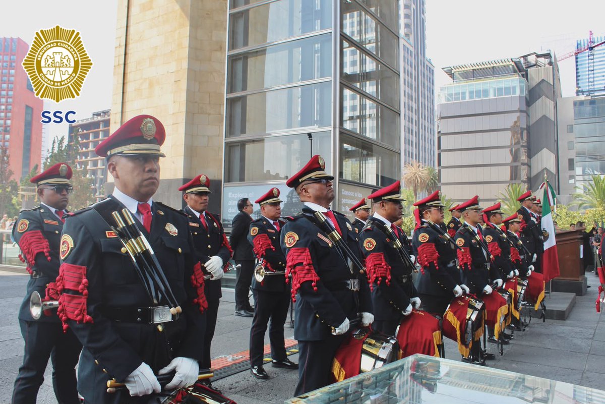 PBI_SSC's tweet photo. 🇲🇽 La #BandaDeGuerra y la #Escolta de la #PBI de la @SSC_CDMX participó en los honores cívicos con motivo del 103º Aniversario Luctuoso del Gral. Francisco Villa, realizados en el #MonumentoALaRevolución, en la @AlcCuauhtemocMx.
La ceremonia contó con la presencia de nietos y bisnietos del revolucionario, en un acto de respeto y memoria histórica. 👮♀️🥁👮♂️