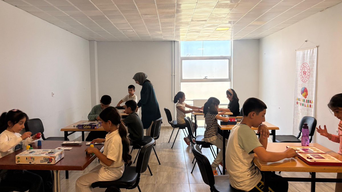 GSB_BitlisGM's tweet photo. 🧠 Düşün, planla, hamleni yap!♟️

Bitlis Gençlik Merkezi olarak gençlerimiz ve çocuklarımız Akıl ve Zekâ Oyunları Atölyemizde hem eğleniyor hem de düşünme becerilerini geliştiriyor.

Her oyunla yeni bir strateji, her hamlede yeni bir başarı! 

#ZekaOyunları #GSBGençlikYazKulübü https://t.co/2UDGffAx3I