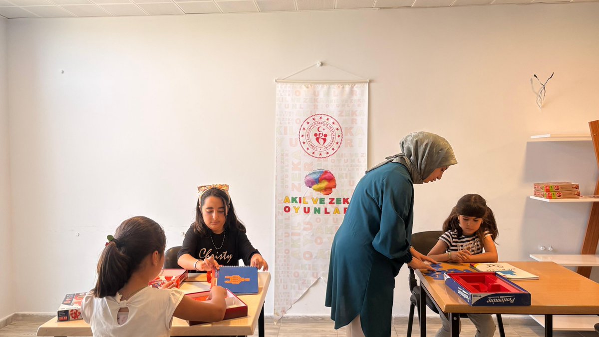 GSB_BitlisGM's tweet photo. 🧠 Düşün, planla, hamleni yap!♟️

Bitlis Gençlik Merkezi olarak gençlerimiz ve çocuklarımız Akıl ve Zekâ Oyunları Atölyemizde hem eğleniyor hem de düşünme becerilerini geliştiriyor.

Her oyunla yeni bir strateji, her hamlede yeni bir başarı! 

#ZekaOyunları #GSBGençlikYazKulübü https://t.co/2UDGffAx3I