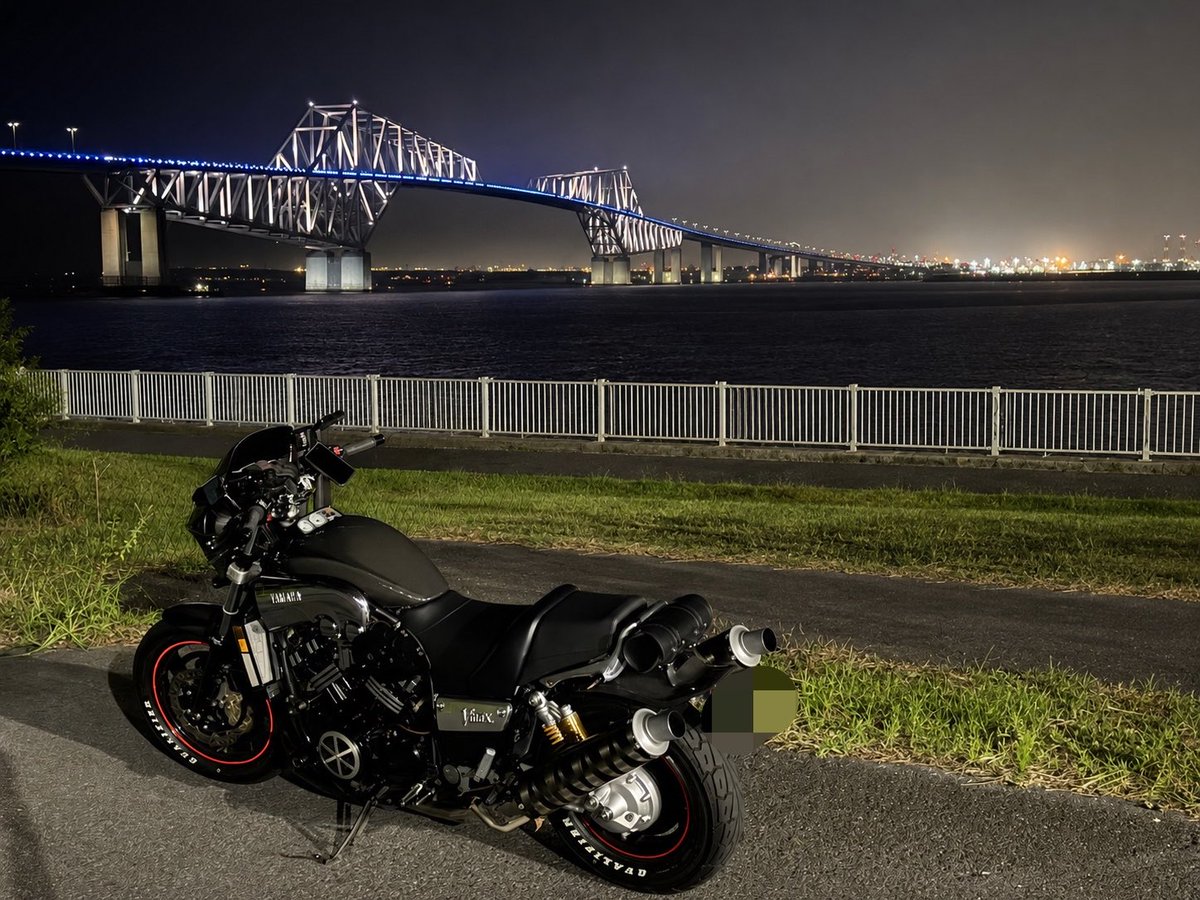 FreedomFox9's tweet photo. 試験も無事終わったので
Vmaxでゲートブリッジ来てみた。

普段は夜乗りませんが日が沈んでからだと風も気持ちいー。

#バイクのある生活 #ヤマハ #ナイツー https://t.co/Eqs8aGU51l