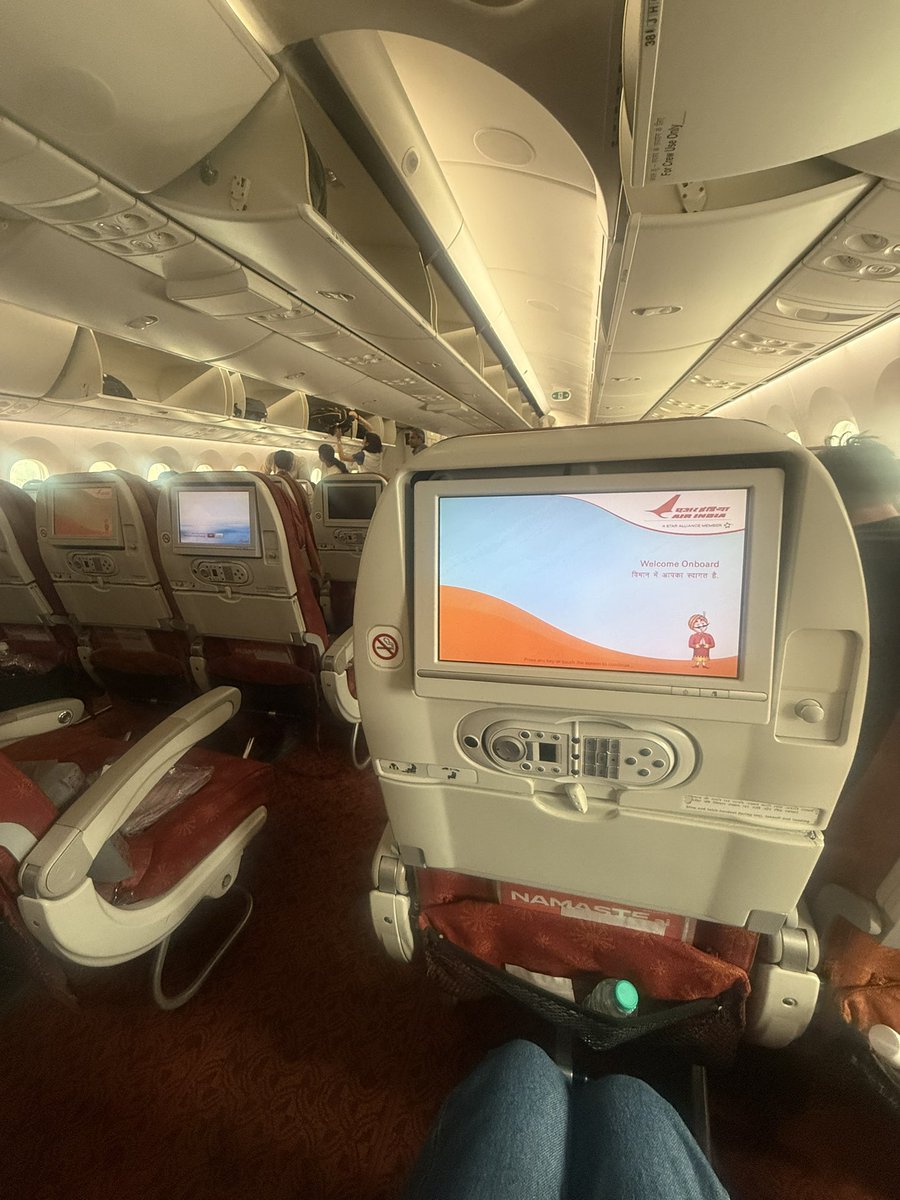 aipacca's tweet photo. ムンバイ経由で無事羽田まで帰国ー!
エアインディアの羽田線、、、めっちゃ機体古くて😂機内エンタメも古いw モアナ2を英語で見たよ笑　あとは空いてたから3席使って横になり爆睡。ビールはなぜかイタリアだった。
羽田に着くのはありがたい！T3だけど。 https://t.co/MXRm3BzXBO
