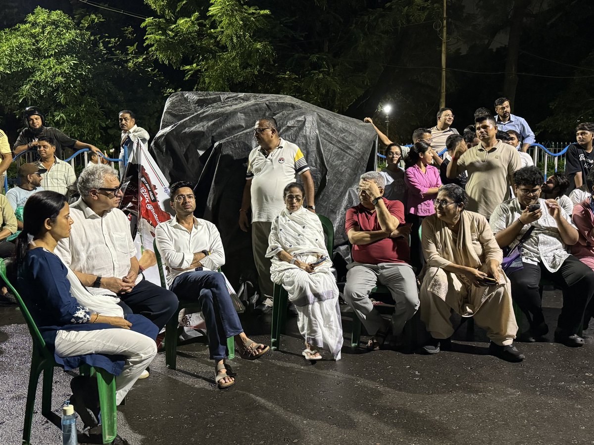 AITCITwing's tweet photo. 1:00 AM. This is the state of democracy in Bengal. Opposition leaders are forced to guard their own rally venue after alleged attacks by BJP workers. 

Despite the TMC #ShahidDibas rally being permitted by the Hon'ble Calcutta High Court, Kolkata Police remain mute spectators. https://t.co/ll09lUo6lt