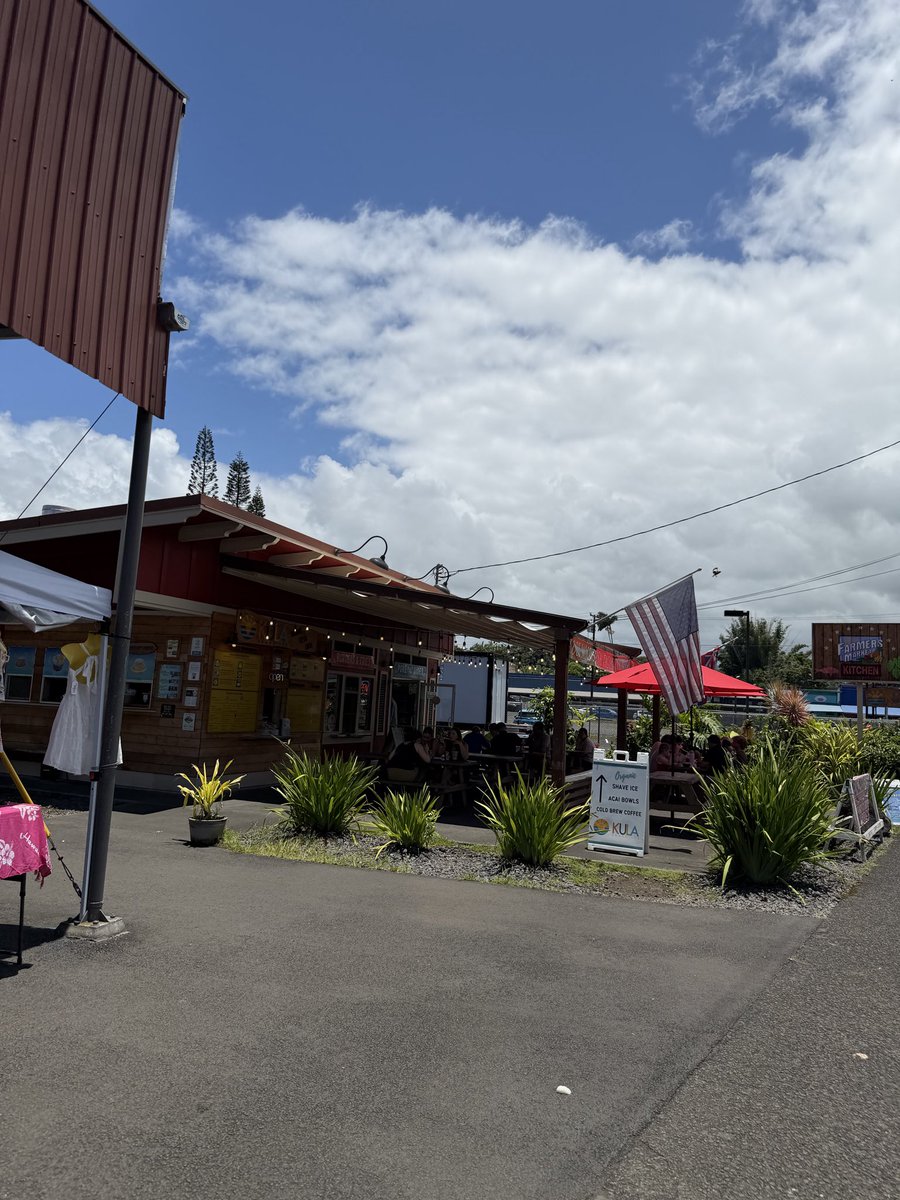 flyandfix's tweet photo. ハワイ島のコナからヒロまではるばるShaved ice だけ食べに来た。Kulaというお店できちんとメニュー見ずに定番頼まず自分でお好み選んでしまった。あれ？昔食べたのと味が違う😱(なぜか食べる前の写真がボケてるのでスキップ)
#Hawaii #ハワイ #ハワイ島 #Kona #コナ #Hilo #ヒロ https://t.co/85O70B2E9r