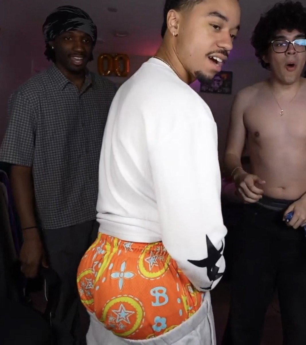 FatassStreamers's tweet photo. @DaddyPaplo He Def got that on him https://t.co/Ksr7lZu4nc