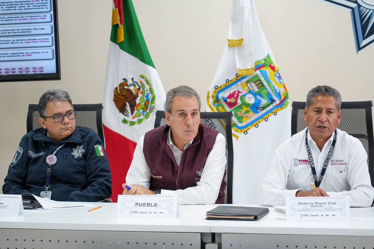 pepechedrauimx's tweet photo. 🚔 Trabajamos en equipo para construir una capital cada vez más segura.

Durante la reunión de trabajo del FORTAMUN, sumamos esfuerzos con el Gobierno del Estado y la Federación para dar seguimiento a estrategias que contribuyan en fortalecer la seguridad pública y brindar mejores resultados a las familias poblanas. 🙌🏼🧑‍🧑‍🧒‍🧒