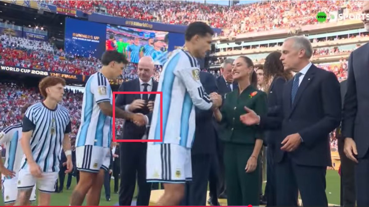 Chequeado's tweet photo. Es falso que Lisandro Martínez evitó darle la mano a Donald Trump durante la premiación del Mundial 2026 ❌

👉 La transmisión oficial muestra que el defensor argentino primero le estrecha la mano a Trump y recién después recibe la medalla, como parte del protocolo de la premiación.

👉 El video viral está recortado y comienza después del saludo entre ambos, por lo que omite una parte clave de la secuencia y genera una interpretación errónea.
