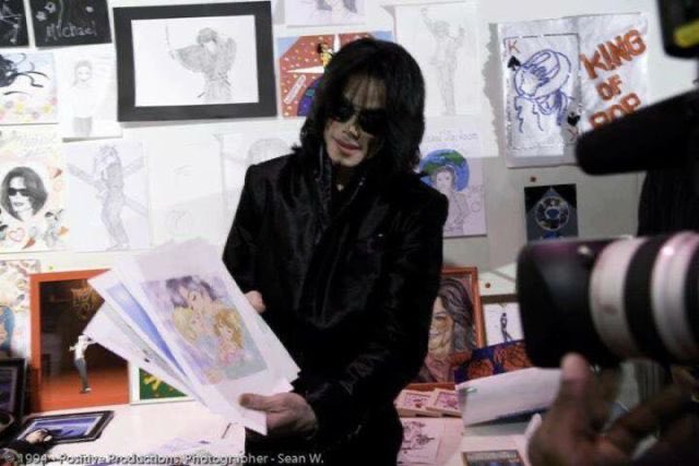 AnimetrendsLA's tweet photo. En el año 2007, Michael Jackson se emocionó ante un dibujo que le hizo por un fan japonés donde aparec��a junto a sus hijos.

Michael Jackson es muy querido en Japón.

Arte de @tareneko14 https://t.co/xk3aMtJo8D