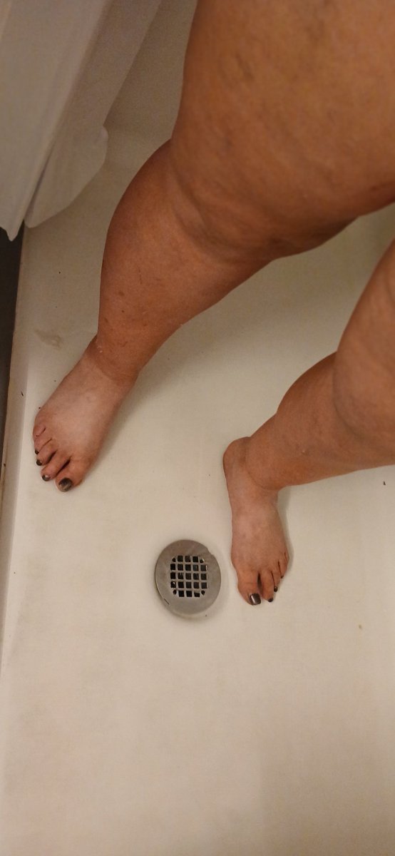 HiImJeko77's tweet photo. Shower Time 😄���😊💦🚿👣🧼🧽🪥
#paypigs
#feetfinder
#feetify
#PrettyFeet
#Soles
#Toes
#FeetLovers
#FeetPics
#FootModel
#FeetFetish
#PrettyToes https://t.co/2qHu7Cnq97
