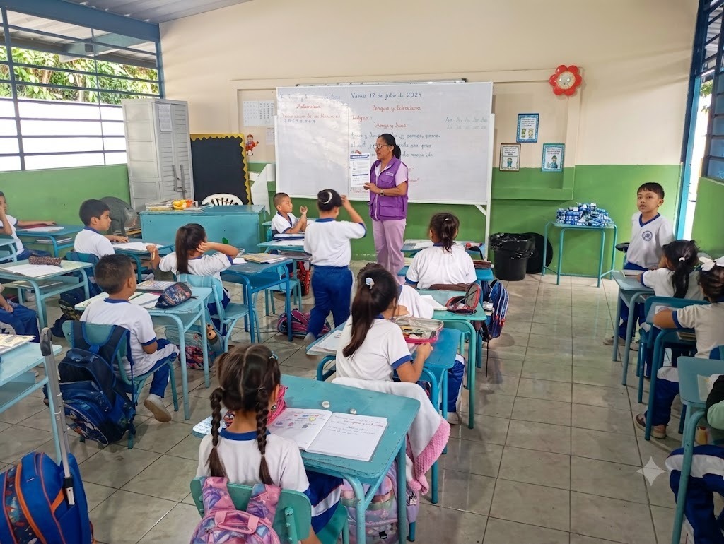 Salud_Guayas's tweet photo. Personal de @Salud_Ec socializa en escuelas y centros de salud sobre la importancia del consumo de #AguaSegura, promoviendo prácticas saludables para prevenir enfermedades y proteger la salud de la comunidad. https://t.co/I7oKWod6Qh