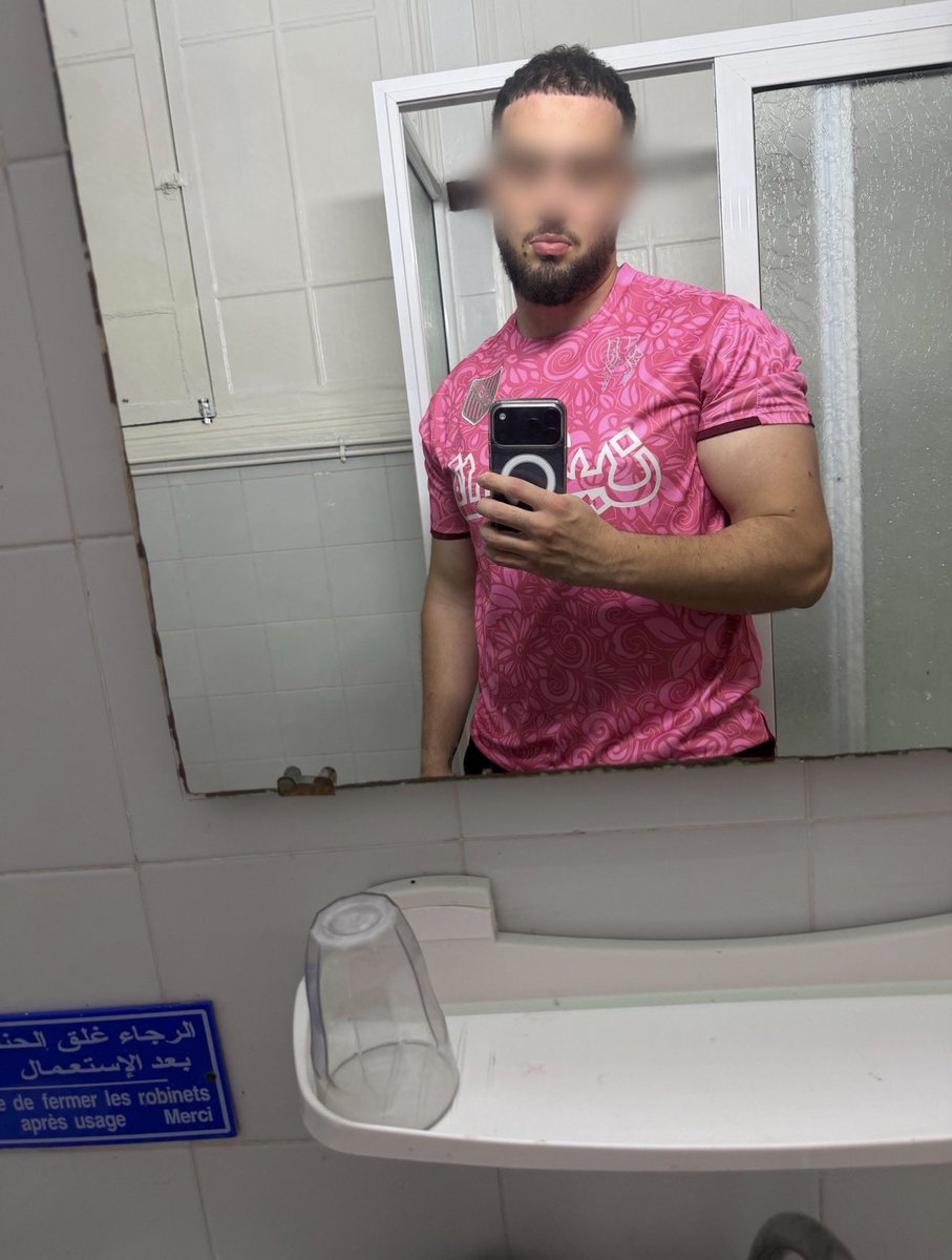 bbe1s's tweet photo. Je perds mon statut d’homme poire à vu d’oeil à force d’me balader sur Alger 🍐🤴 https://t.co/YPmKOijLCJ