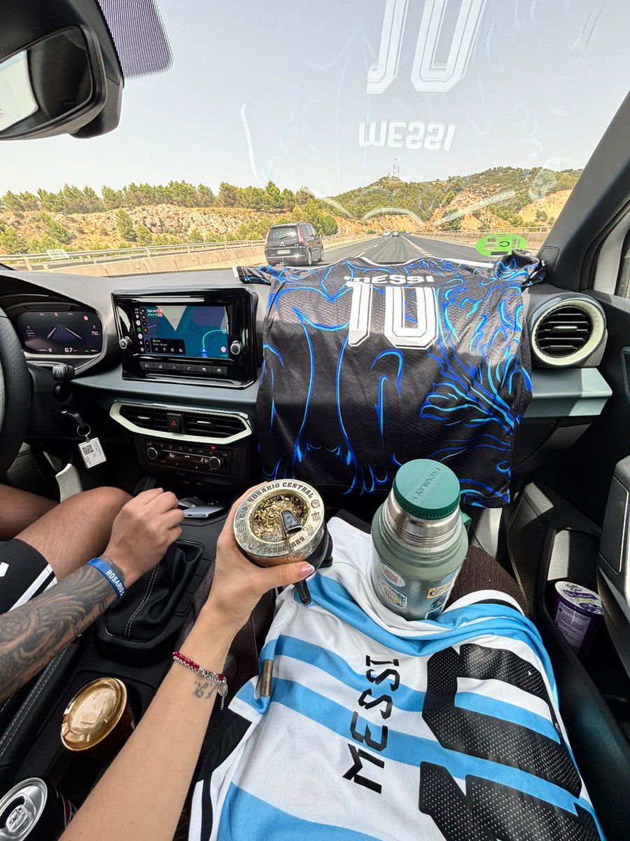 pablog1889's tweet photo. Pensar que algunos boludos creen que odiamos a Messi. 

Cómo dijo el Diego  "Los boludos son como las hormigas: hay en todos lados". https://t.co/h61sCsUvt2