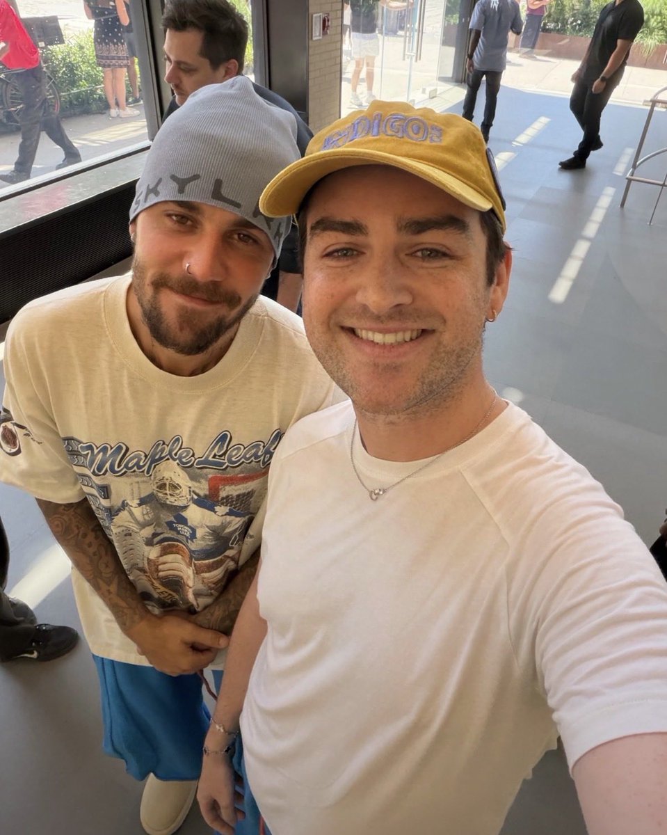 JBPoppinZone's tweet photo. Justin Bieber with a fan at the Apple Store earlier today in New York https://t.co/deQmeqkOKN