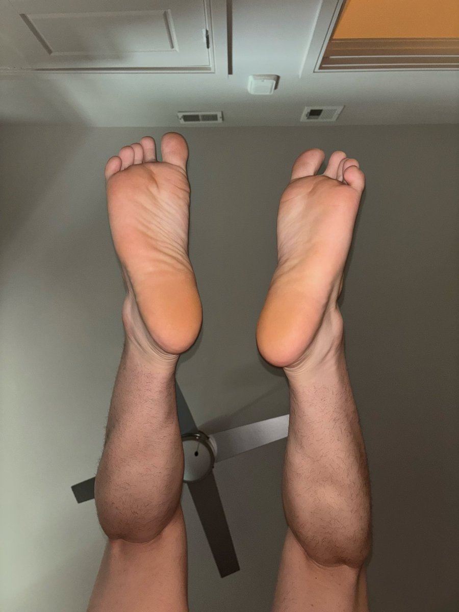 d4vidsfeet's tweet photo. Sniff my feet 🦶🏼 https://t.co/GepUWczHF1