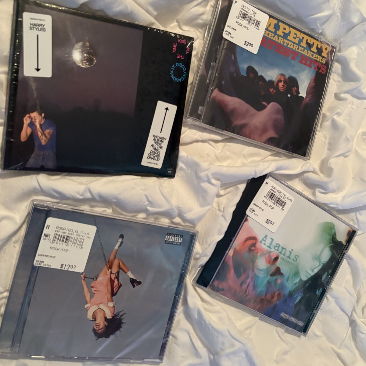em_ilybabe's tweet photo. My CD collection I got today !! https://t.co/xtK6wtsYPZ