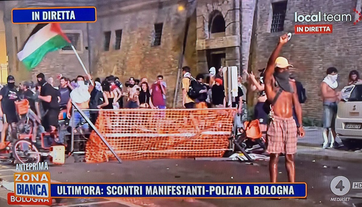 eugenio_zoffili's tweet photo. Ovviamente con l’immancabile bandiera della Palestina, il gadget preferito dei centri sociali e degli #Antifa assieme a spranghe, martelli e bombe carta nelle loro violente scorribande. 
Solidarietà alla Polizia di Stato 🇮🇹
#bologna https://t.co/ng5W7zrC3c