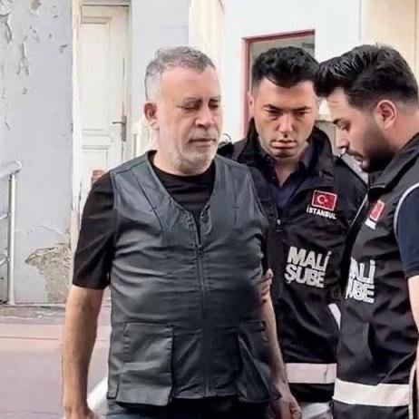 alasa_61's tweet photo. Ankaralı Kutlu ailesi, 1999 depremi sonrası Levent'e 5 milyon dolar borç verdiklerini, karşılığında aldıkları çeklerin karşılıksız çıktığını söyledi.

Aile ayrıca, alacaklarından vazgeçmeleri için dağ evine götürülerek Haluk Levent ve yakın kıişilerce başlarına silah dayanarak tehdit edildiklerini iddia etti.