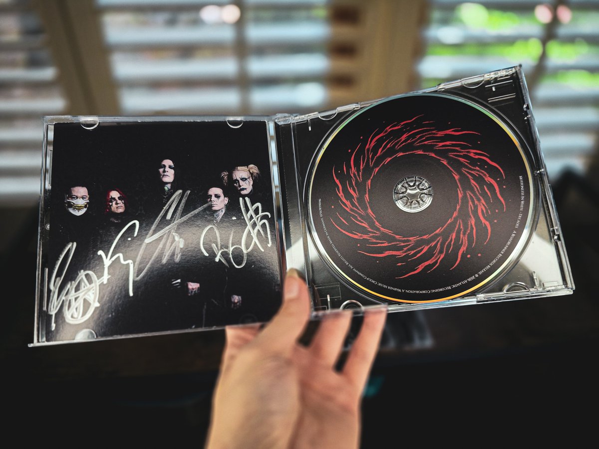 SWITCHBLADEFUCK's tweet photo. Absolutely perfect mail day @MIWband ❤️‍🔥 https://t.co/riW0iMmNk7