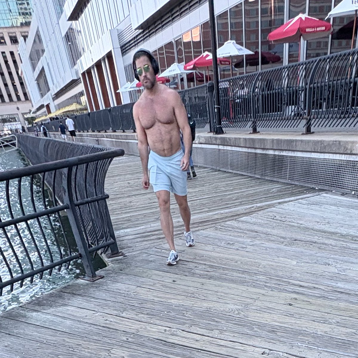 umbasdrac's tweet photo. just witnessed a Greek god on my 10 minute break https://t.co/Q6SOd4I3LM