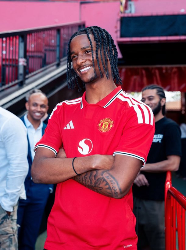thomasalencr's tweet photo. Tynan Thompson super feliz com a camisa do Manchester United.

O moleque foi comprado para jogar no time principal.

Tem um enorme potencial.

Que ele tenha uma carreira vitoriosa no Manchester United. https://t.co/mxibULFGJt