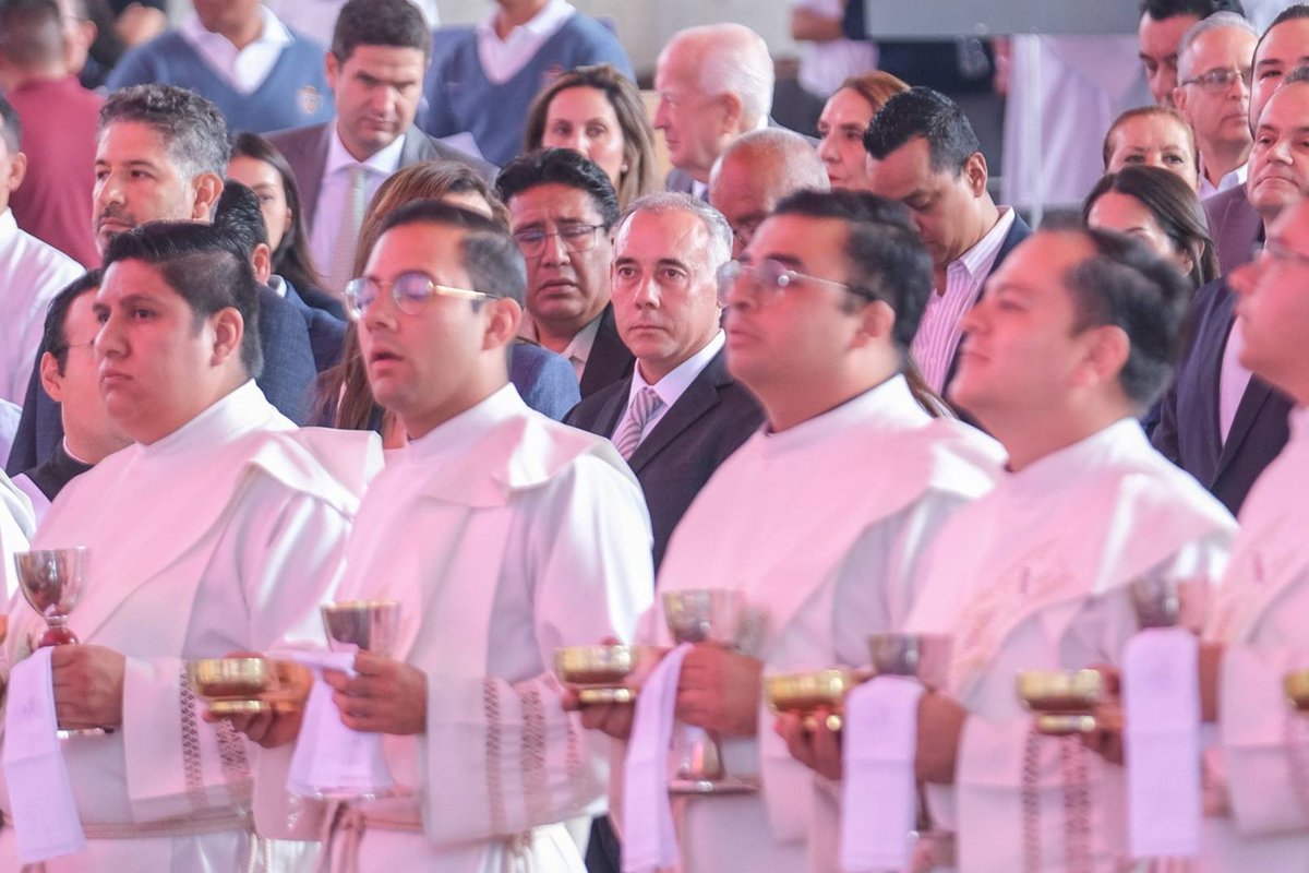 AlbertoEsquerG's tweet photo. Con profunda alegría y en representación de nuestro gobernador, @PabloLemusN, asistí a la solemne celebración por los 50 años de ministerio sacerdotal de su Eminencia, el Cardenal José Francisco Robles Ortega, Arzobispo de Guadalajara. 

Cinco décadas de servicio, entrega y guía espiritual representan un legado invaluable de paz y cercanía social con miles de familias, no solo en la perla tapatía, sino en todo México.