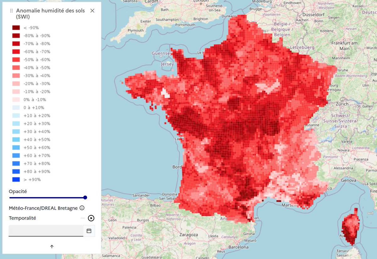 SergeZaka's tweet photo. L'anomalie de l'indice hydrique des sols (caractérisant l'eau disponible pour les plantes) présente un déficit extrême pour la saison de la Vendée à la Bourgogne avec jusqu'à -95%. Il ne reste plus que 0.02% d'eau sur les deux premiers mètres du sol vers Paray le Monial. Soit autant que dans un désert.

Au 20 juillet, il s'agit de la plus grosse sécheresse des sols depuis le début des mesures fiables à ce sujet (1947) dépassant très largement 2022 et 1976. S'il ne repleut pas (conséquemment) d'ici la fin du mois, il devrait atteindre l'indice hydrique le plus bas jamais observé en France tous mois confondus.

Je n'ai jamais vu la végétation souffrir autant qu'en 2026. Les forêts sont dans un état lamentable. Partout en France, un nombre conséquent d'arbres dépérissent, et beaucoup sont déjà en train de mourir.