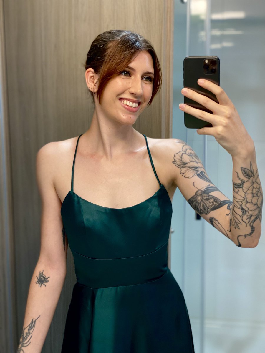 IslaSpecter's tweet photo. I still think green is my colour 💚 https://t.co/FwNvSAWWh2