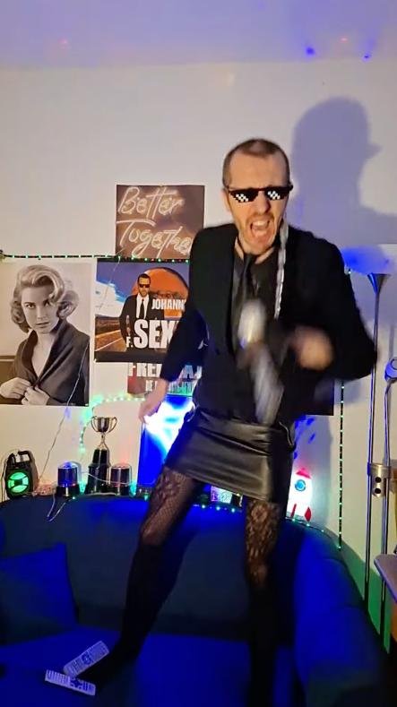 17er_Langnuss's tweet photo. Heute belästigt uns der selbsternannte Alphamann @RealJfSexedy mit seinem nächsten Fetisch und trägt Damenwäsche in seiner "Show"!

Johannes Du gehörst dringend professionell behandelt! https://t.co/NIHwBapBsR