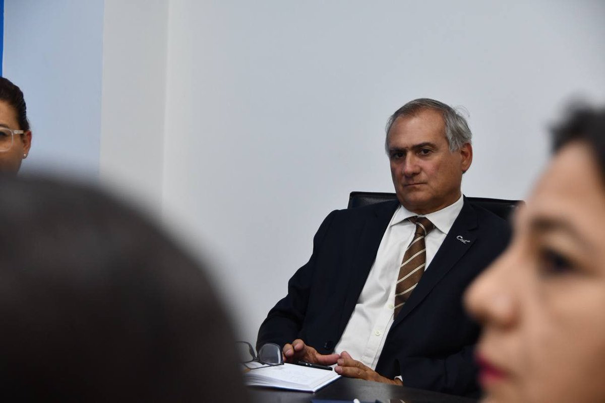 CNTinforma's tweet photo. En reunión con el gerente general de @CNT_EC, @ronspina, directivos nacionales y autoridades de la Regional 7 definieron cerca de 10 proyectos prioritarios para ampliar la cobertura de fibra óptica en Zamora, Loja y Machala, cuya ejecución está prevista hasta noviembre. https://t.co/rtGTMgxhgf