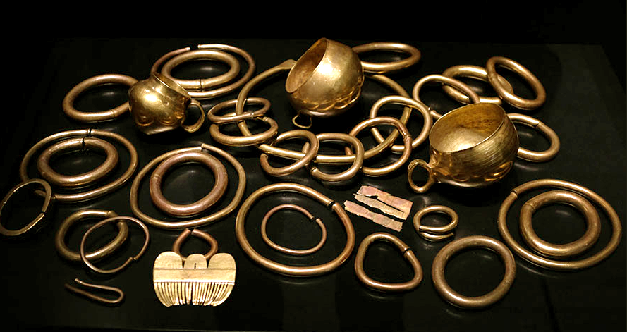 GuerraenlaUni's tweet photo. Sorprende lo poco conocido que es uno de los grandes hitos de la Prehistoria reciente. El tesoro de la Edad del Bronce de Caldas de Reis (Pontevedra) es el mayor de Europa: 27 kilos de oro puro, de los que se conservan 14. https://t.co/Jrar4EmTpg