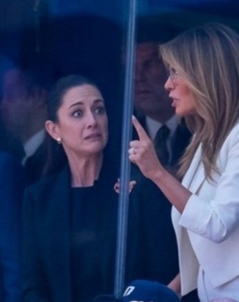 Bet0Ac0sta's tweet photo. @bethcastilloo La Shitbaum aterrada mientras Melania le pone una cagotiza https://t.co/I2Cq2sUKs4