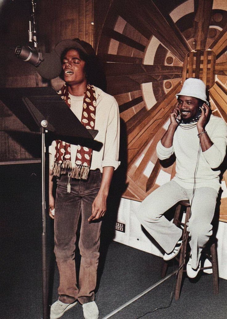 DullahTheking2's tweet photo. Michael Jackson and Quincy Jones creating magic for Off the Wall💽

📷 1979. https://t.co/y9kOor7LOu