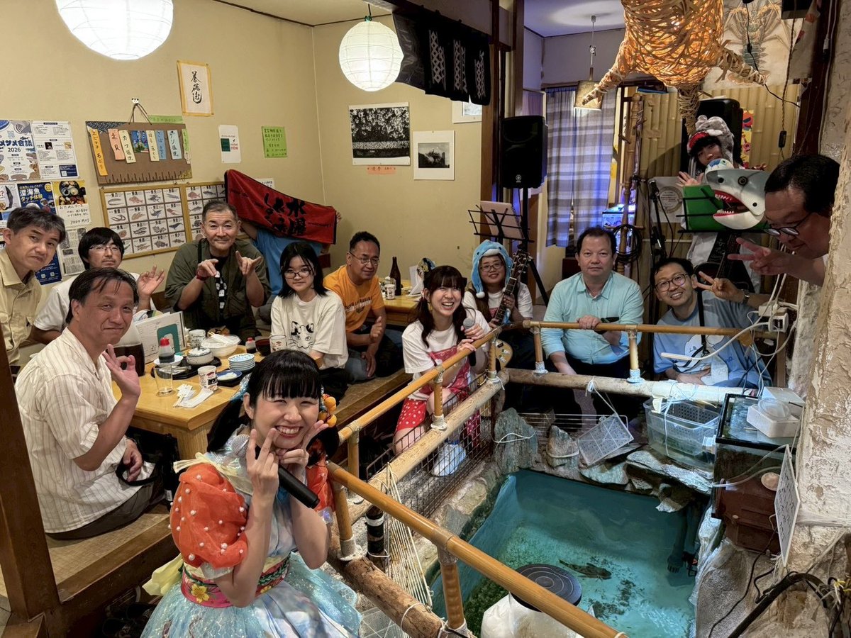 waiwai_sushi034's tweet photo. Oh！寿司deわっしょい！ vol.2
in 寿し まつもと

ありがとうございました🍣

2回目は海鮮ぎょぎょぎょ楽団RAMも一緒に寿しまつもとさんへ🥰

ニドネハルちゃんとも再会😭💕
れなちさんと一緒に喜びました👌🩷

海鮮丼も最高に美味しくて幸せ…🐟🌟

今回も笑顔が絶えない空間で、思い出深い海の日となりました🌊

ありがとう〜🎶まつもとさん〜🎶

皆様お越しくださりありがとうございました❤️‍🔥

次回は 11月23日(月祝) です🫶🏻
ハルちゃんも出演！3色揃います🩷💛❤️
Colorful⭐︎SUSHI Dream 完全版😳

お楽しみに(*´ω`*)🍡

🍣セットリスト🍣
1.オープニング
2.SUSHI TRAIN
3.わっしょい！宮重大根くん
MC
4.鉄火戦隊カッパレンジャー
5.サーモンは白身short ver.
6.エンディング