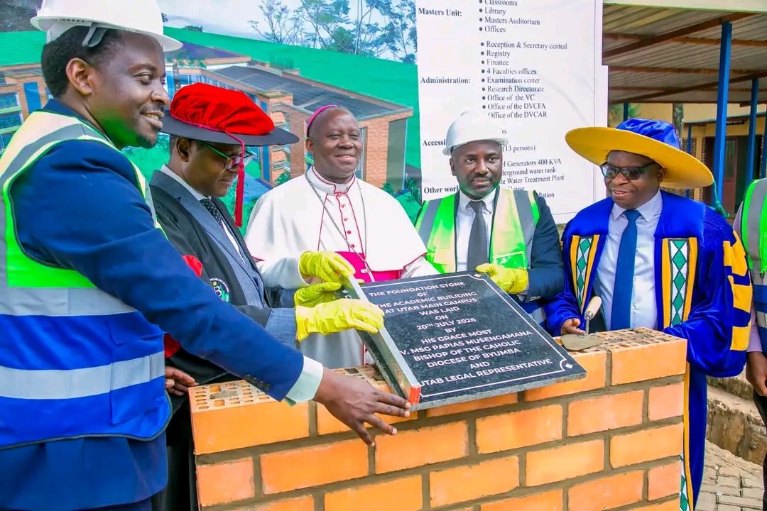oswaki's tweet photo. Master's muri @UTAB_BYUMBA

UTAB yahaye impamyabumenyi abanyeshuri 1,474, itangaza ko igiye gutangira gutanga amasomo ya Master's.

Kaminuza ya UTAB, ishami rya Byumba, yizihije ku nshuro ya 15 umuhango wo gutanga impamyabumenyi z'icyiciro cya kabiri cya kaminuza ku banyeshuri 1,474 barangije amasomo yabo mu mashami atandukanye.

Abahawe impamyabumenyi barangije mu Ishami ry'Uburezi (Faculty of Education), Ishami ry'Ubumenyi bw'Imibereho (Faculty of Social Sciences), harimo n'amashami ya Social Sciences na Management Development Studies, ndetse no mu Ishami ry'Ubuhinzi, Imicungire y'Ibidukikije n'Ingufu Zisubira (Faculty of Agriculture, Environmental Management and Renewable Energy), ririmo amashami y'Ubuhinzi, Imicungire y'Ibidukikije n'Ingufu Zisubira.

Muri uwo muhango, Umuyobozi wa UTAB, Dr. Munana Gilbert, yatangaje ko iyi kaminuza yemerewe gutangiza amasomo y'icyiciro cya gatatu cya kaminuza (Master's).

Yavuze ko guhera muri Nzeri 2026 hazatangira kwakirwa abanyeshuri baziga Master's mu Micungire y'Imijyi Yubahiriza Ibidukikije n'Ihindagurika ry'Ibihe.

Dr. Munana yaboneye gushishikariza abarangije amasomo gukomeza guhagararira neza isura ya UTAB aho bazajya hose.
