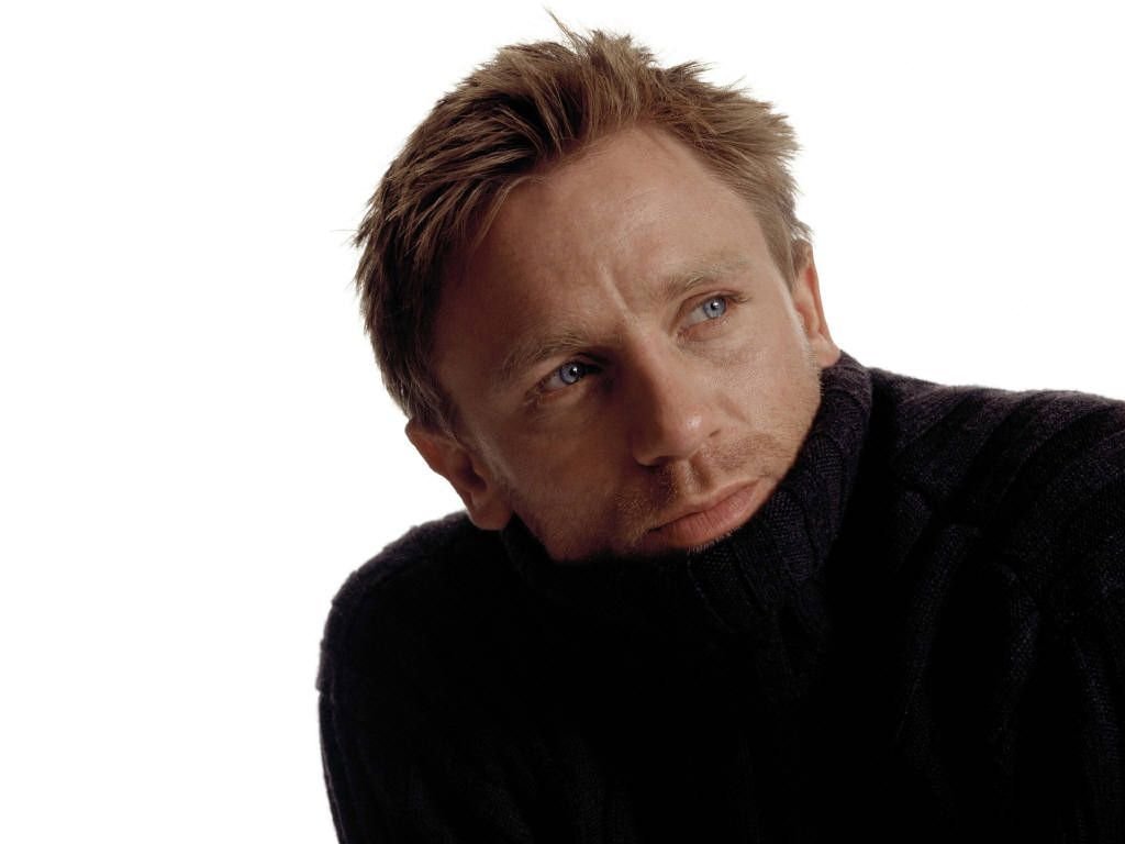 cinevow's tweet photo. Daniel Craig, 2004 https://t.co/Wdm7yuhSfY
