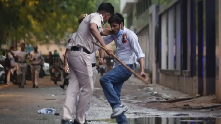 shikhadeep882's tweet photo. हमारे देश की कैसी ये विडम्बना है,
लाठी चार्ज करने वालें भी भारतीय है।
और लाठी खाने वालें भी भारतीय है।
#Silentmodi
#Neet2026
#jantarmantarlive
#chalo_sansadbhavan
#sonamwangchuk
- Deepshikha Jha https://t.co/dFt0y2SZIr