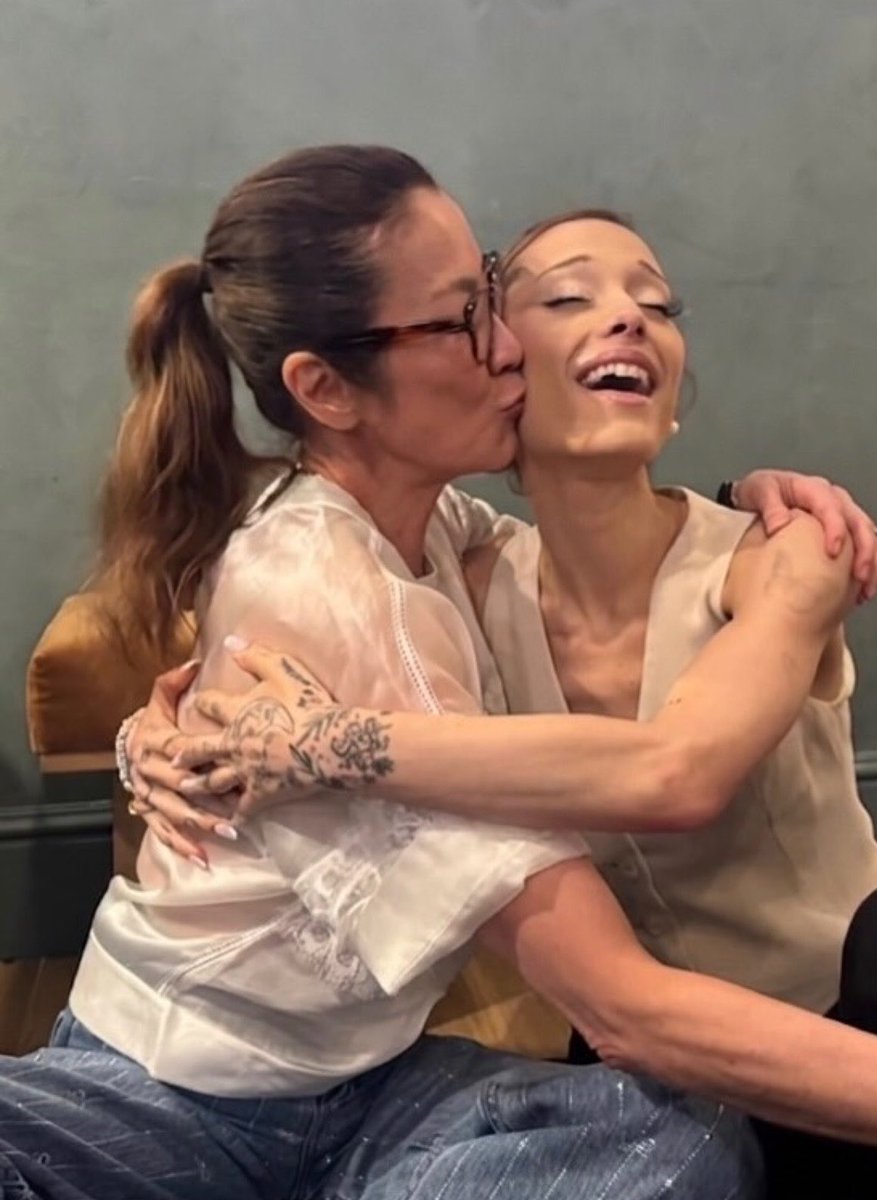 defaultpast's tweet photo. her queer joy 😍 she was so delighted to be kissed by a woman https://t.co/y5pHDR3HWd