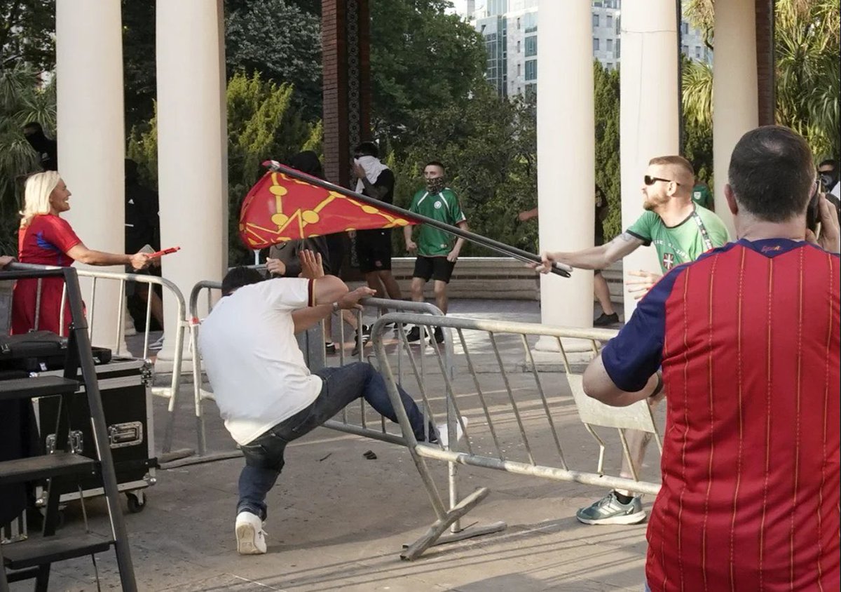 arruegab's tweet photo. La jornada de ayer volvió a mostrar la verdadera cara del nacionalismo vasco radical

Que sean minoría no resta gravedad a su ejercicio de violencia e intimidación

No soportan la pluralidad de Euskadi. No soportan que los vascos sean libres. Pero ya no hay marcha atrás https://t.co/RYy9Sxr1BX