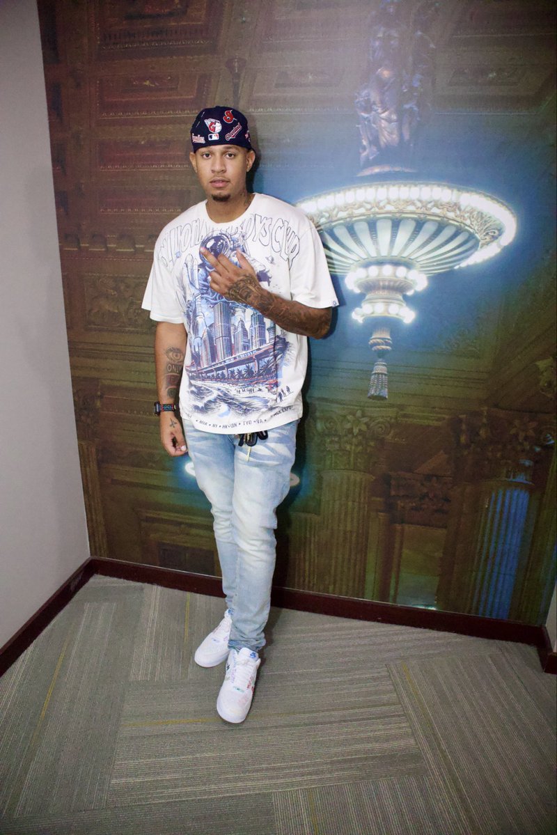 dennranoff2x's tweet photo. I shine with no problems, that’s why they really hate me! 🥂 #FREEDAREALKEEPDAFAKE🔓 #BackForEverything🫴🏽 #CutMeInOrCutItOut🔪 https://t.co/WdL9gvTiaT