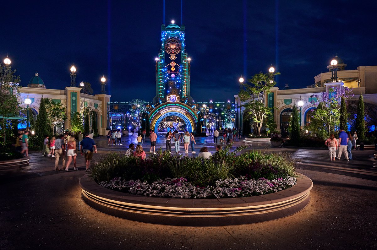 EmbassySuitesSW's tweet photo. 🎢 Less time commuting. More time vacationing. That's why being minutes from Disney matters!

Guests want easy access to the parks, dining, &amp; entertainment they can enjoy without spending hours driving. 

At Embassy Suites by Hilton™ Orlando Sunset Walk, they're close to it all! https://t.co/5JVIEESlQf
